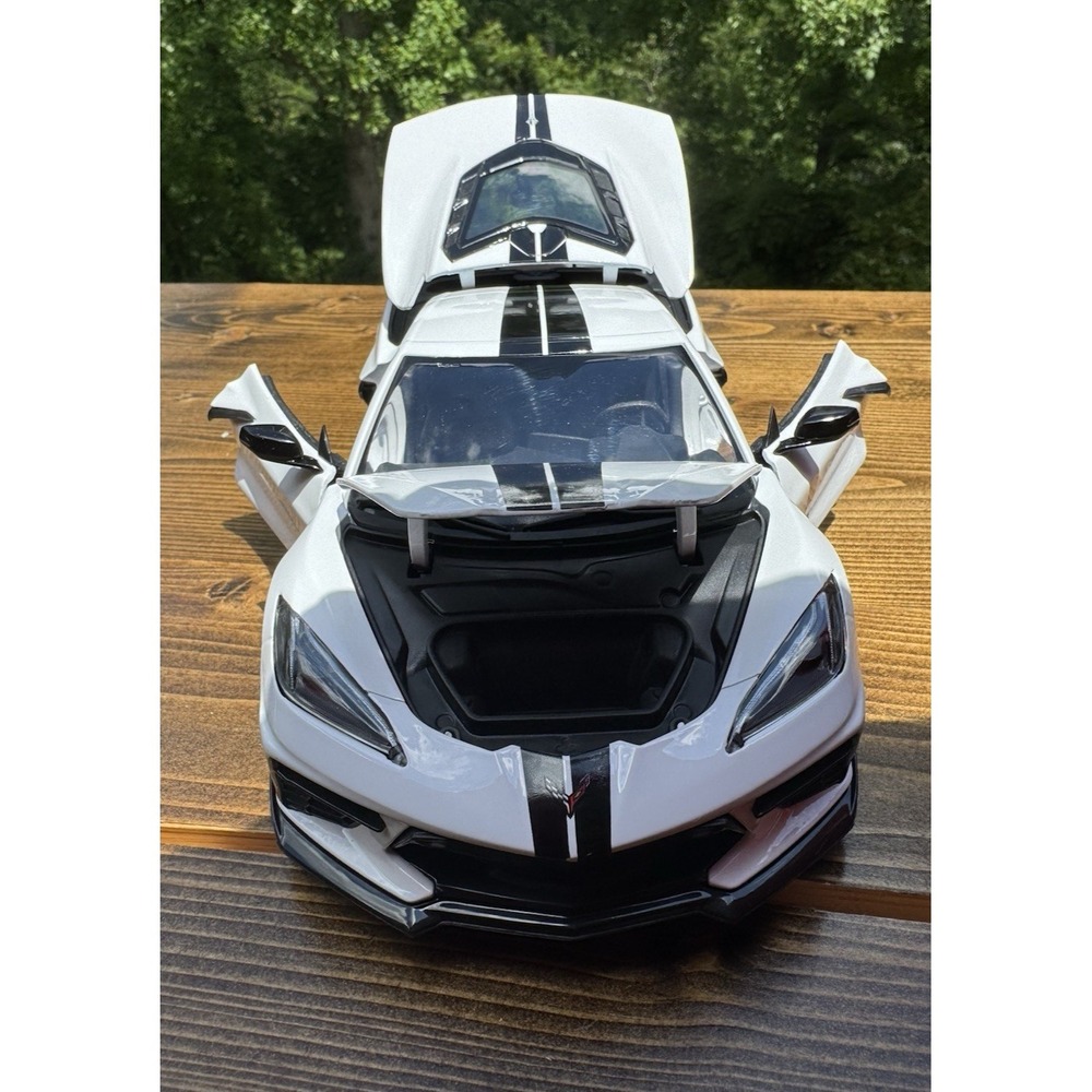 2020 Chevrolet Corvette Stingray C8 White Black Stripe 1:18 Maisto Diecast